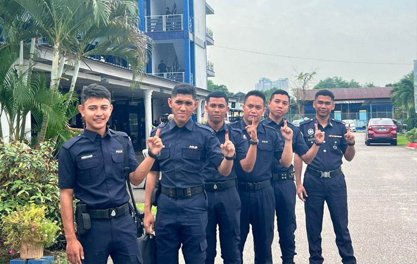 Antara anggota yang menunaikan tanggungjawab mereka di pusat mengundi pada Selasa. - Astro AWANI