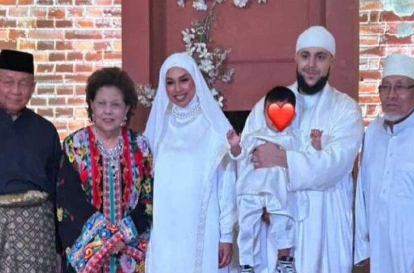 Berjalan dari pintu masuk menuju ke pelamin, para tetamu yang hadir tidak melepaskan peluang untuk merakamkan foto Mizz Nina dan Essam.