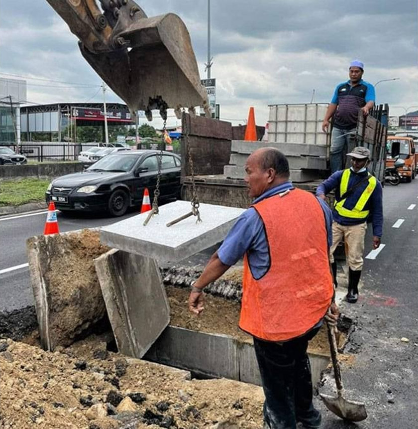 Kerja penggantian penutup lubang yang patah sedang dilaksanakan di lokasi kejadian.
