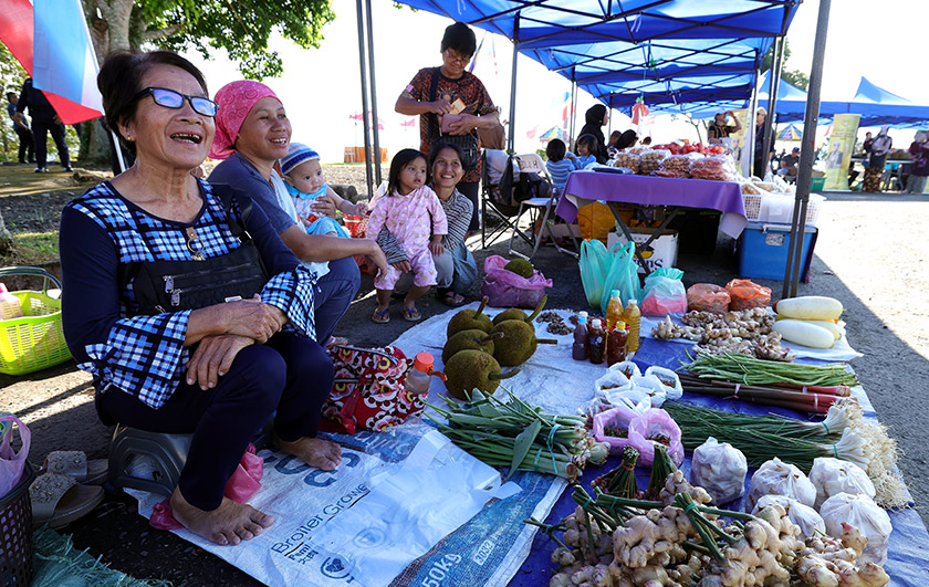 Peniaga sayur-sayuran Anduh Bailun, 67, (kiri) dari Kampung Pantok Kiulu. - Foto Bernama