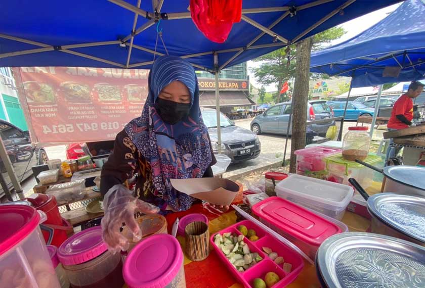 Peniaga nasi ayam, Rahmah Abd Rahman, 58, amat terkesan dengan kenaikan harga beras di pasaran. Gambar: Astro AWANI