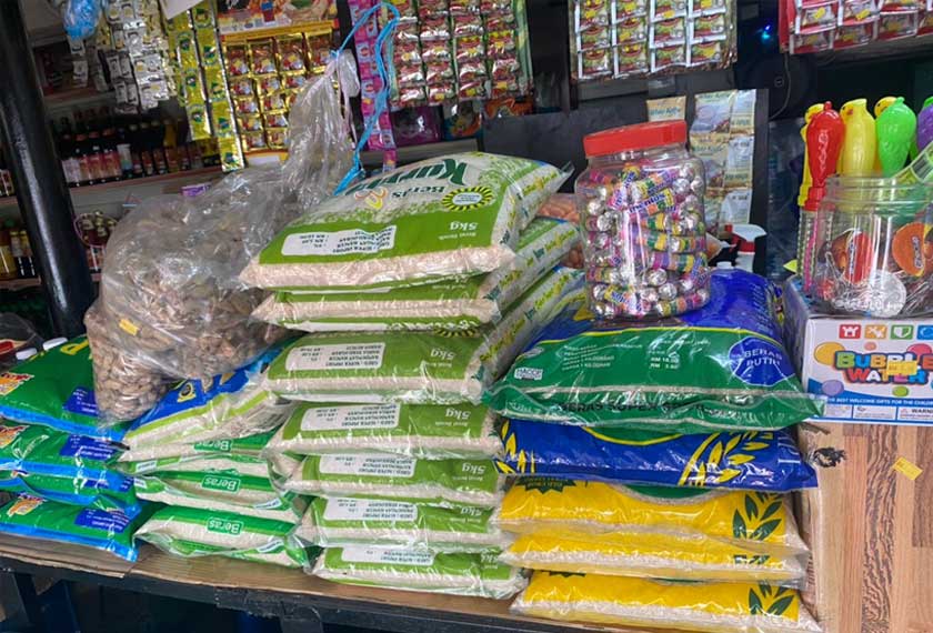 Bekalan beras Super Import (SI) menjadi pilihan peniaga runcit untuk dijual. Gambar: Astro AWANI