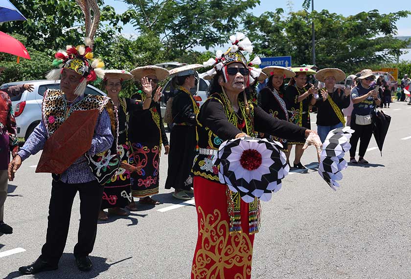 Kelihatan orang awam sanggup berpakaian kebudayaan daripada pelbagai etnik suku kaum Sarawak seperti Kayan, Kelabit, Kenyah, Kedayan dan Iban, serta sempat mempersembahkan tarian tradisi ketika konvoi Kembara Kenali Borneo menuju Miri Handicraft Centre hari ini. - Foto Bernama