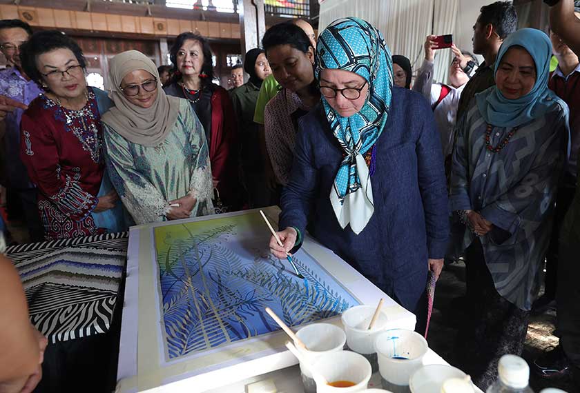 Raja Permaisuri Agong Tunku Azizah Aminah Maimunah Iskandariah berkenan melukis batik canting pada Majlis Santapan Tengahari sempena Kembara Kenali Borneo di Coco Cabana hari ini. - Foto Bernama