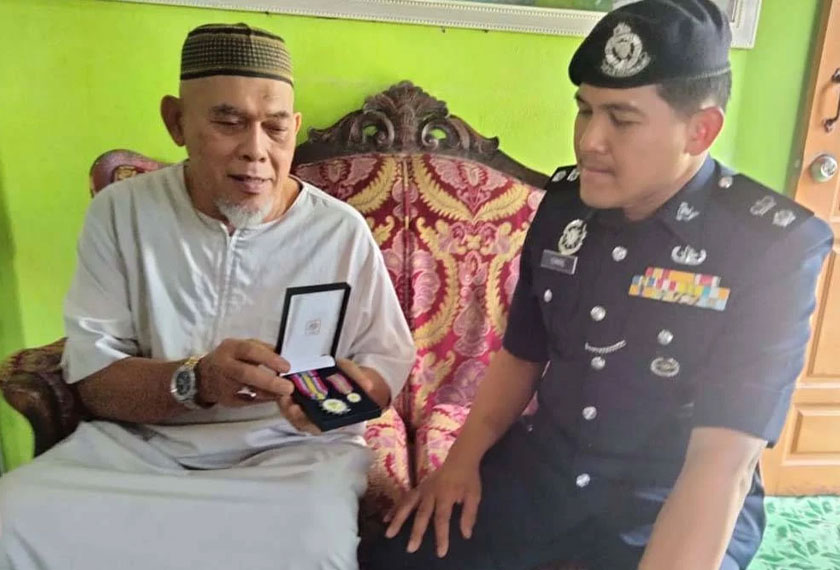 Mohd Yusof menunjukkan pingat yang diterima ketika bertugas dalam PPH. - Foto Sinar Harian