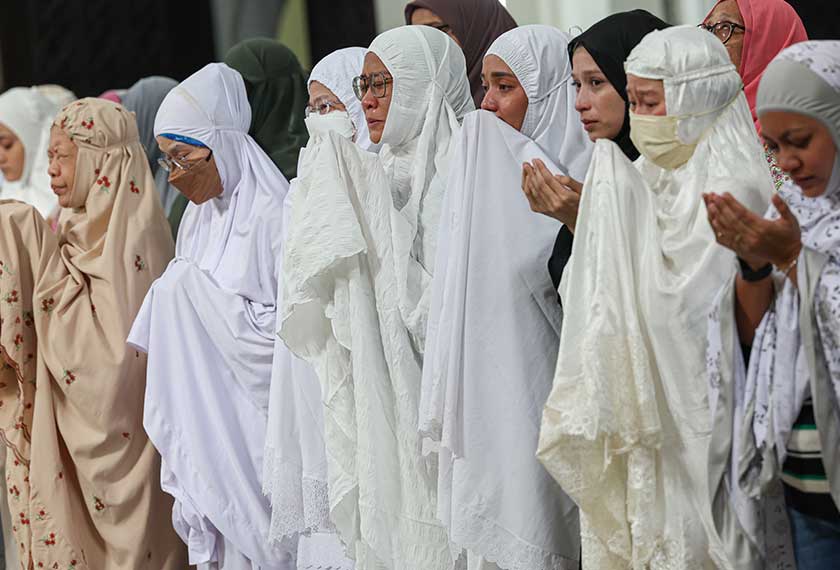 Kaum muslimah terdiri daripada ahli keluarga serta rakan sekerja pembaca berita Nightline TV3 Allahyarham Muhammad Zaman Goh Abdullah, atau lebih dikenali sebagai Raymond Goh, 62, turut menunaikan solat jenazah di Masjid At-Taqwa, Taman Tun Dr Ismail hari ini.. - Foto Bernama