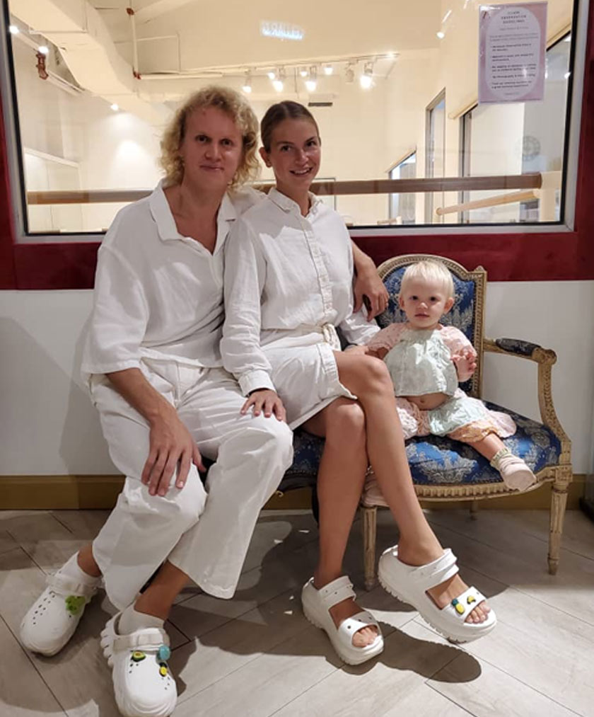 Pasangan penari balet dari Rusia, Vitally Amialishka dan isterinya, Nika Tskhvitariia bersama anak mereka.