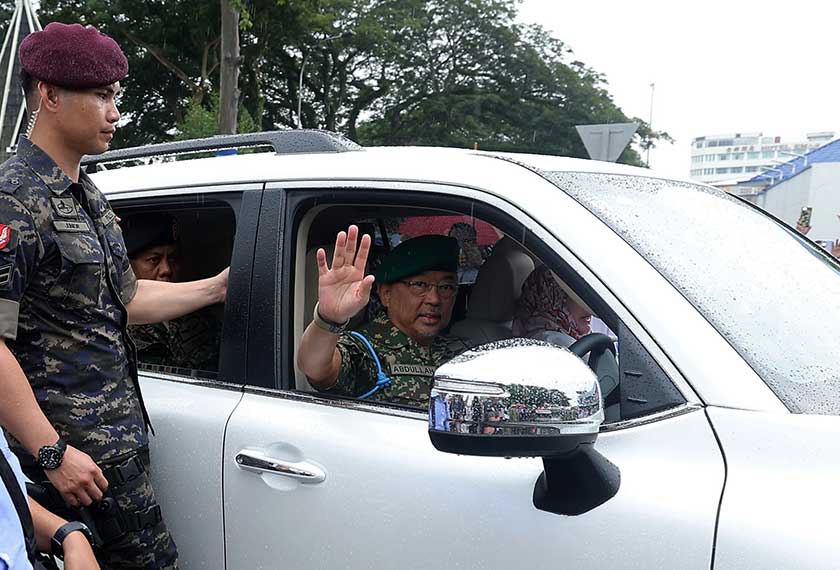 Yang di-Pertuan Agong Al-Sultan Abdullah Ri’ayatuddin Billah Shah dan Raja Permaisuri Agong Tunku Azizah Aminah Maimunah Iskandariah berkenan memulakan perjalanan Kembara Kenali Borneo di Bulatan 0KM Padang Perbandaran Tawau. - Foto BERNAMA