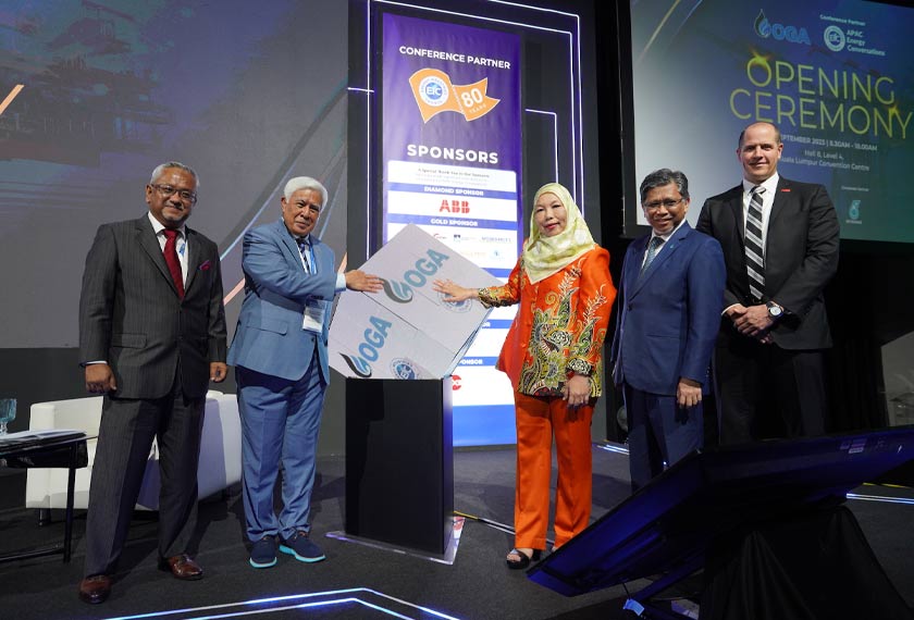 Dari kiri: Pengarah Rantau EIC, Azman Nasir; Pengerusi Bersama Informa Markets Malaysia, Jeneral (B) Tan Sri Mohd Azumi Mohamed; Timbalan Ketua S/U (Sektoral) Kementerian Ekonomi, Datuk Yatimah Sarjiman; Naib Presiden Kanan Penyampaian & Teknologi Projek PETRONAS, Datuk Bacho Pilong dan Presiden Industri Tenaga ABB Group, Brandon Spencer.