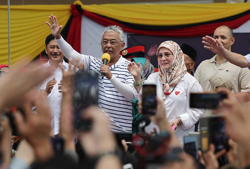 Yang di-Pertuan Agong Al-Sultan Abdullah Ri'ayatuddin Al-Mustafa Billah Shah berkenan bertitah pada Pesta Keramaian bersama rakyat sempena Kembara Kenali Borneo di Pantai Bungai Bekenu. - Foto BERNAMA