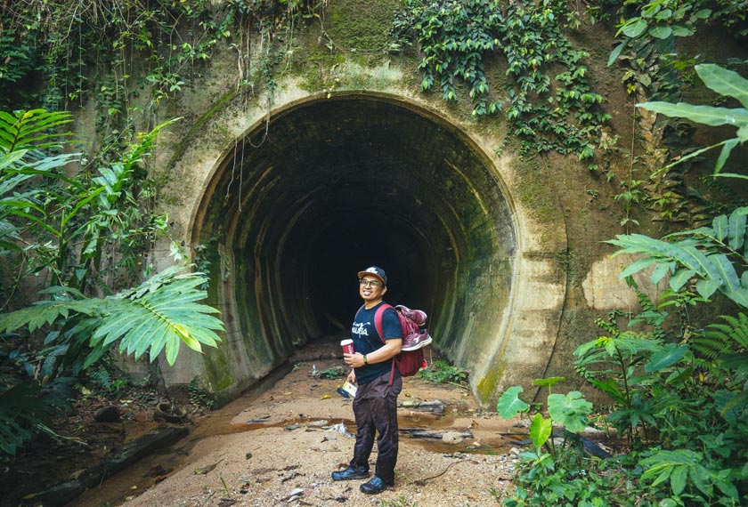 Di hadapan terowong paling panjang dalam jajaran rel lama Bukit Berapit