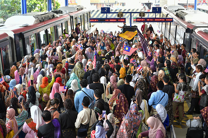 Peserta berada di Stesen LRT Ampang pada Program Keretapi Sarong sempena Hari Malaysia 2023 yang diadakan di Dataran Merdeka hari ini. - Gambar/ Bernama