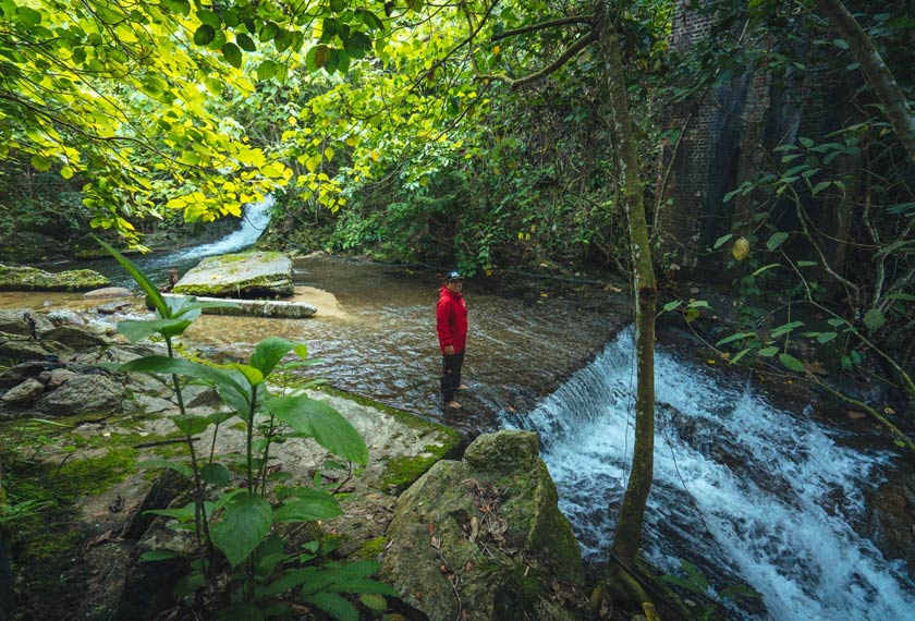Bergambar di bahagian bawah jambatan lama kereta api Bukit Berapit