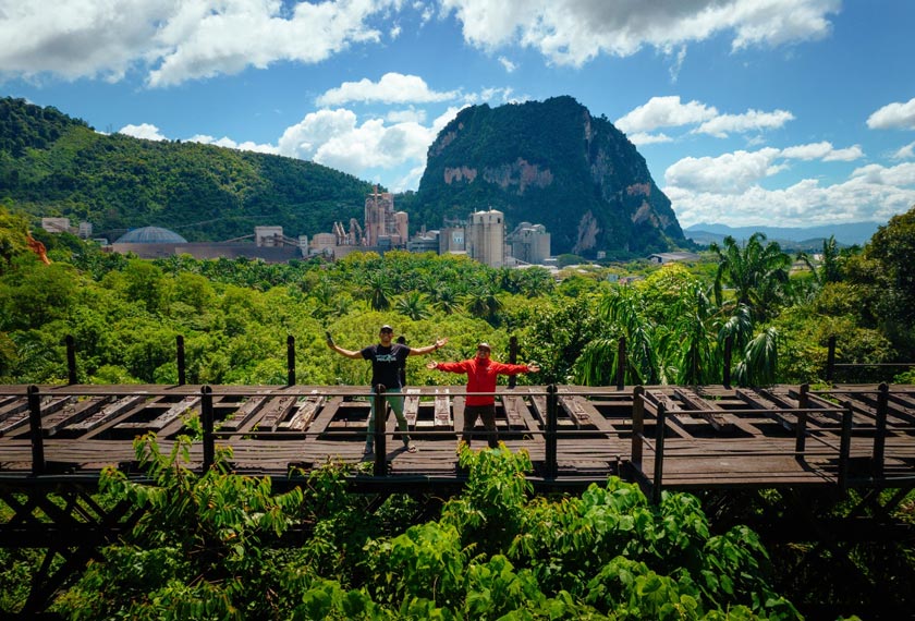 Foto terakhir sebelum kami meninggalkan trek lama kereta api untuk menuju ke destinasi seterusnya