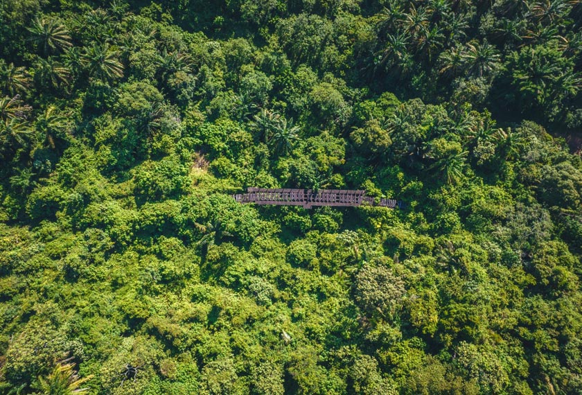 Pemandangan jambatan lama kereta api Bukit Berapit yang terpanjang dari pandangan udara.