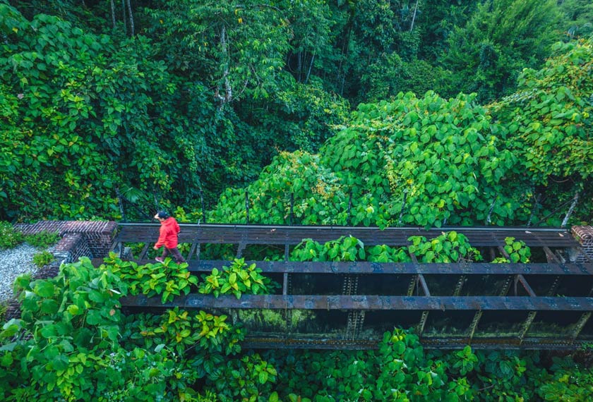 Melintasi struktur keluli jambatan kereta api lama yang berusia lebih 100 tahun yang dipisah oleh Jeram Keretapi.