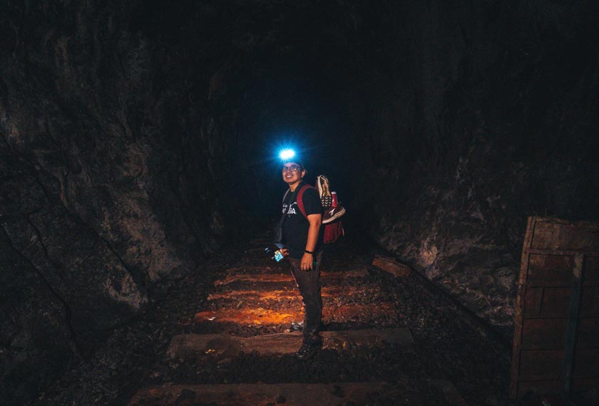 Keadaan di dalam terowong yang sangat gelap dan sekali sekala kami disapa 'tuan rumah' (kelawar).