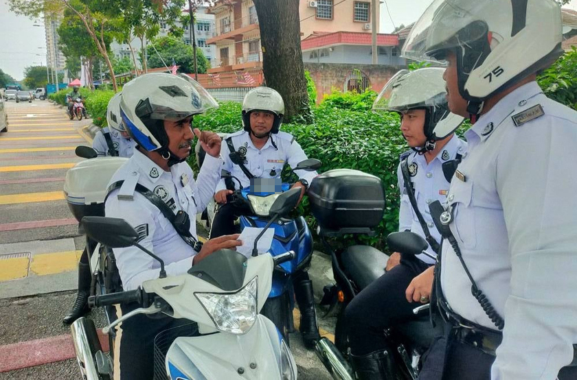 Sekumpulan anggota unit trafik PDRM berbincang mengenai tugasan masing-masing di ibu kota Kuala Lumpur. - Foto Sinar Harian
