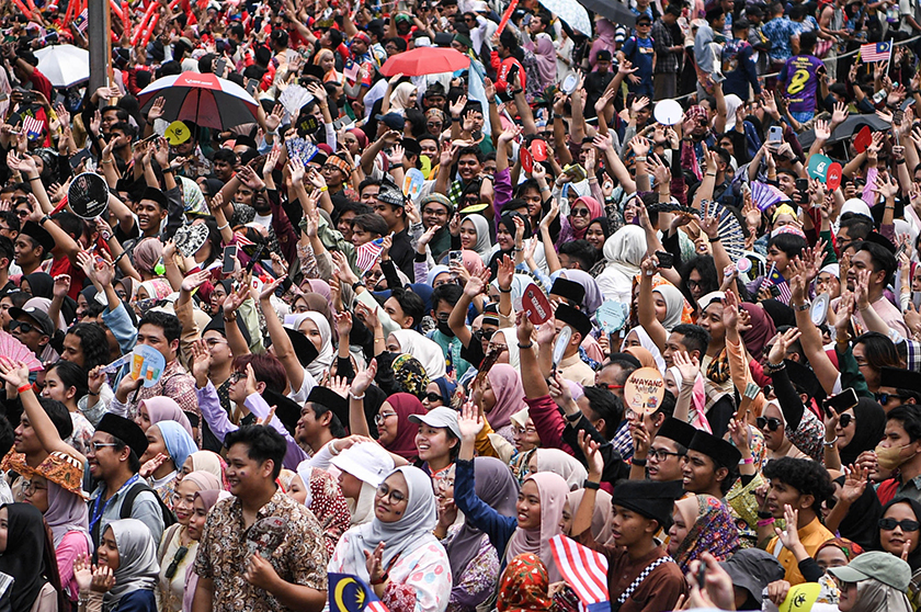 Orang ramai tidak melepaskan peluang menyertai KS2023 di Dataran Merdeka. - Gambar/ Bernama