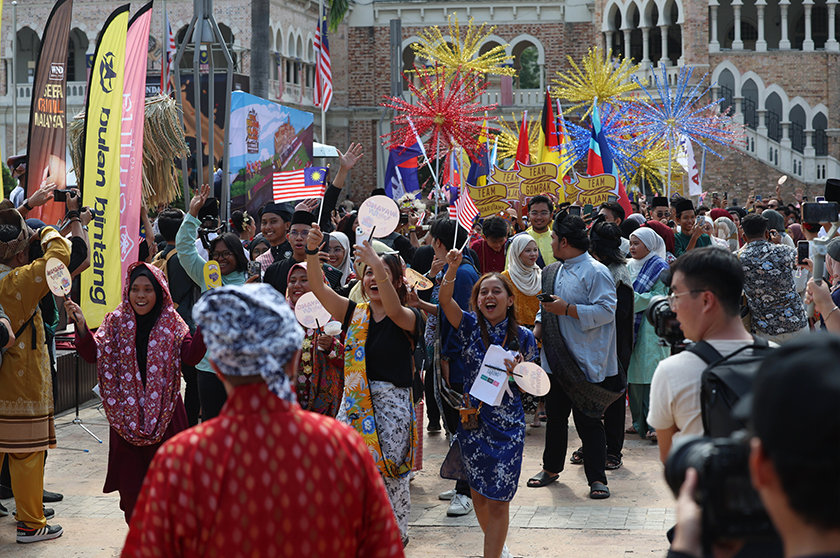 Antara gelagat peserta Keretapi Sarong pada Majlis Perasmian Festival Permainan Malaysia @ Kuala Lumpur 2023 di Dataran Merdeka hari ini. - Gambar/ Bernama