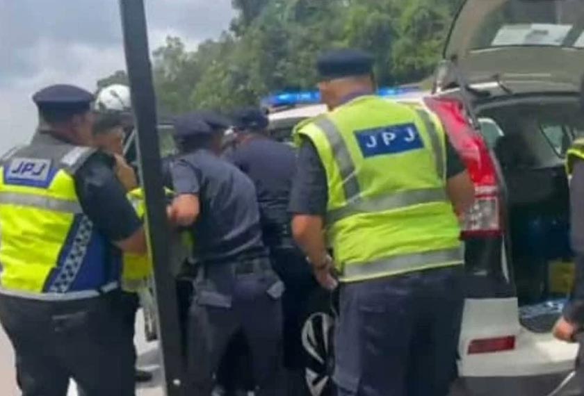 Anggota penguat kuasa JPJ yang cedera dihantar ke hospital untuk rawatan lanjut. - Foto ihsan pembaca