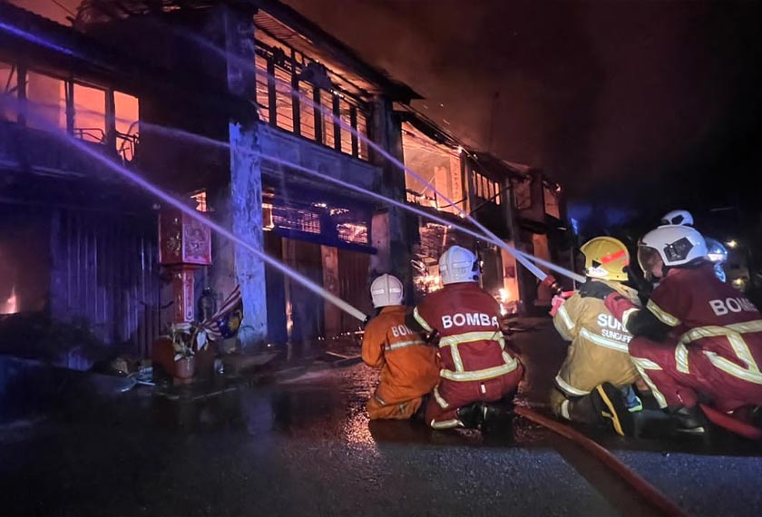 Kebakaran itu memusnahkan 85 peratus kelapan-lapan rumah itu. - Foto Astro AWANI