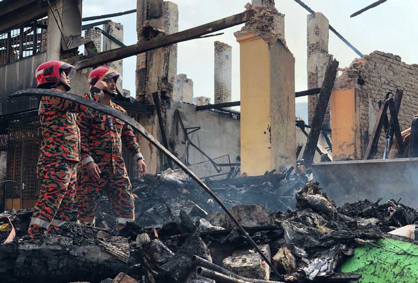 Bomba mengalami kesukaran untuk pemadaman dan mencari mangsa yang rentung. - Foto Astro AWANI