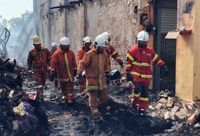 Mayat ketiga-tiga mangsa diserahkan kepada polis sebelum dihantar ke Hospital Sultanah Bahiyah (HSB) Alor Setar untuk bedah siasat. - Foto Astro AWANI