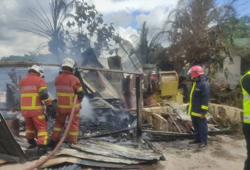 Pasukan bomba memadamkan kebakaran membabitkan enam rumah di Kampung Pulutan, Menggatal, Kota Kinabalu pada Khamis. - Foto Sinar Harian