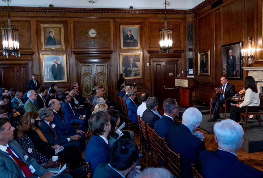 Anwar turut menghadiri sesi perbincangan dengan Ahli Majlis Hubungan Luar Negeri (CFR), sebuah badan pemikir dan penerbit bebas bukan partisan, yang mempromosikan pemahaman mengenai hubungan antarabangsa dan dasar luar negara.