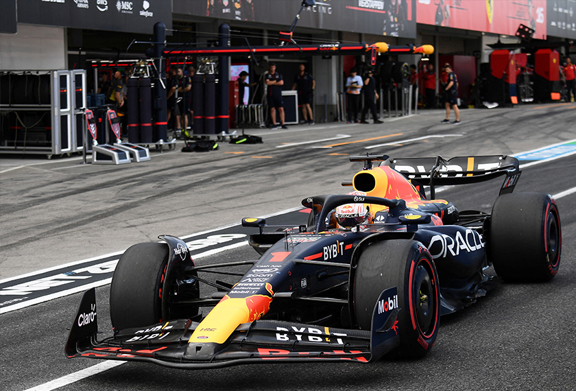 Pemandu Red Bull itu mendominasi ketiga-tiga sesi latihan ketika pasukannya bangkit daripada kekalahan musim pertama mereka pada hujung minggu lalu di Singapura. - Foto Reuters