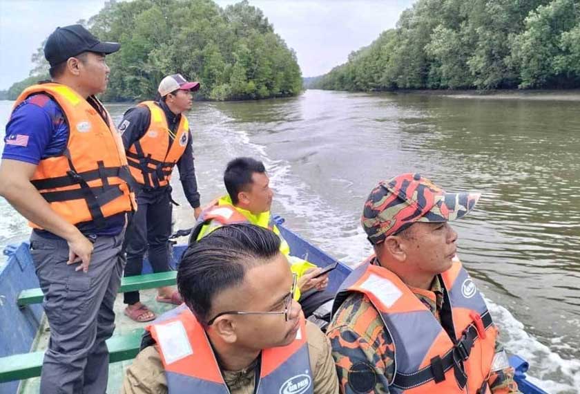  Operasi SAR hari kedua dimulakan pada radius pencarian satu kilometer dengan menyusuri tebing sungai menggunakan bot.