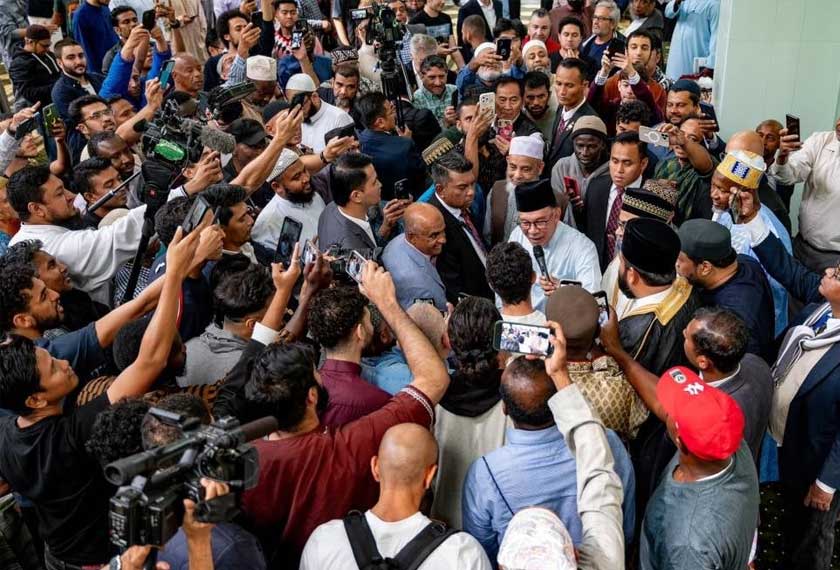 Proses lafaz syahadah yang disempurnakan Anwar di ICCNY, New York, AS disaksikan jemaah yang hadir. - Foto Facebook Anwar Ibrahim