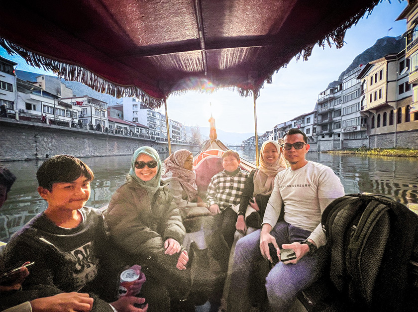 Bot Sungai Yeşilırmak ini membelah bahagian kota lama Amasya dan bahagian moden Amasya.