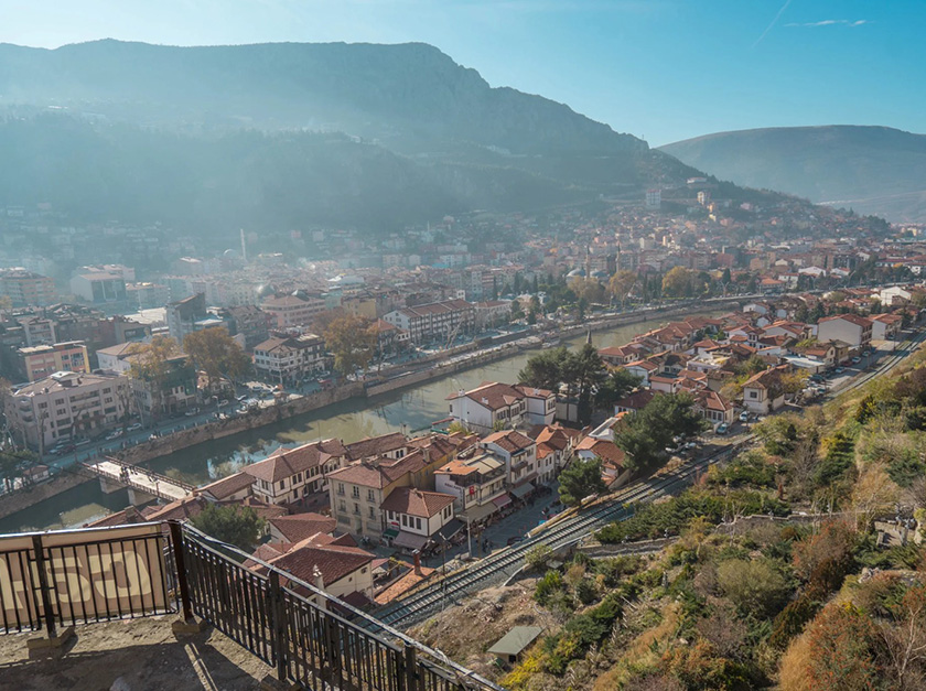 Pemandangan dari udara Bandar Amasya yang terkenal dengan pengeluaran epal utama negara Turkiye.