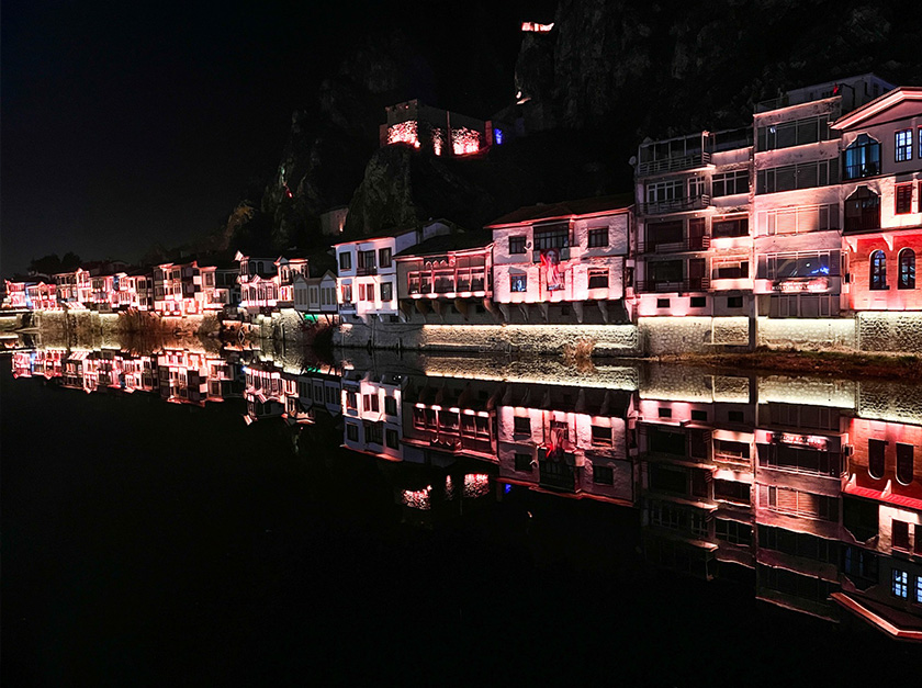 Pemandangan yang menenangkan pada waktu malam.