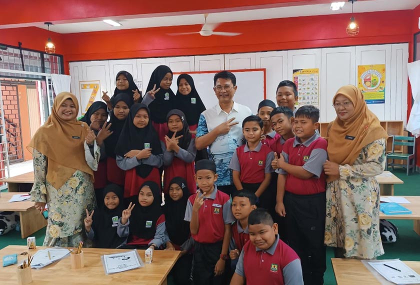Azmi (tengah) beramah mesra dengan pelajar dan guru sewaktu pelancaran Pusat Multidimensi yang disempurnakan Menteri Pendidikan, Fadhlina Sidek di Sekolah Kebangsaan Sungai Acheh, di sini pada Ahad.- Foto Astro AWANI