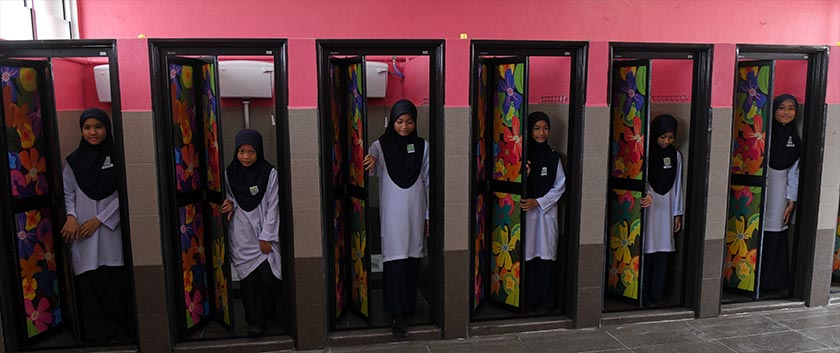 Murid-murid Sekolah Kebangsaan Sungai Acheh menggunakan tandas yang dinaik taraf dengan peruntukan yang diberi Kementerian Pendidikan (KPM). - Foto Bernama