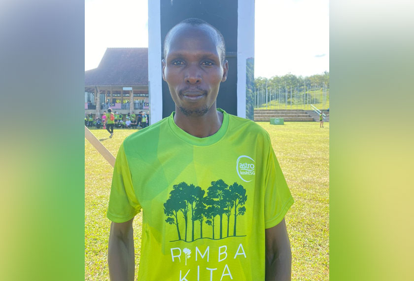 Pemenang tempat pertama kategori terbuka bagi lelaki, Edwin. 