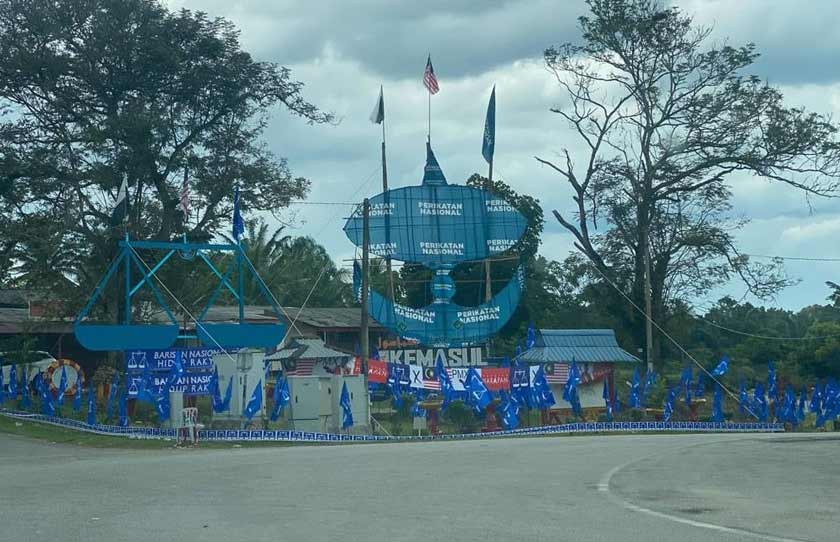 Dua replika wau gergasi dengan lambang bendera Perikatan Nasional (PN) dan Pas di Felda Kemasul, Pelangai curi tumpuan. - Foto Sinar Harian