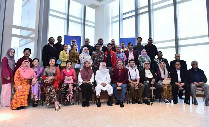 Siti Rohayah Attan (berdiri, dua dari kiri) bersama pelakon dan pasukan produksi Muzikal Lantai T Pinkie bergambar kenangan dengan Datuk Seri A Samad Said (duduk, tujuh dari kanan).