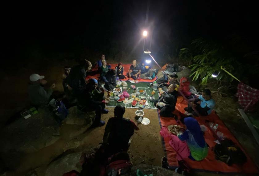 Seramai 25 pendaki bersahur di atas puncak Gunung Datuk, Rembau.