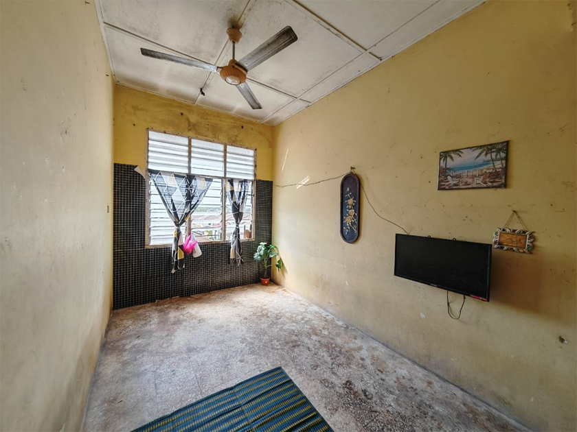 Ruang tamu yang sebelum ini dipenuhi sampah sarap sudah dibersihkan.