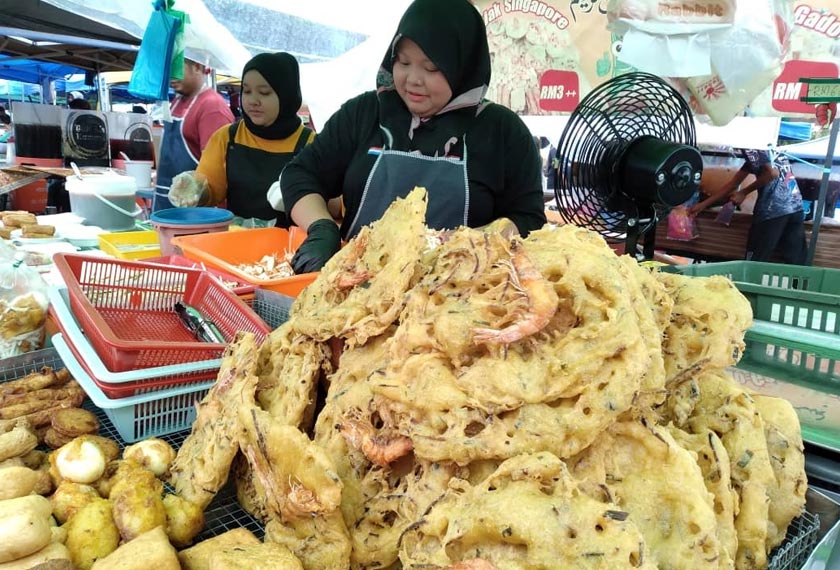 Cucur udang 'tapak kuda' yang ranggup di luar dan lembut di dalam dijual pada harga RM3 sekeping.