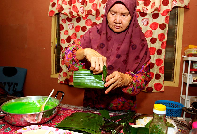 Rosnani berkata dia mula mempelajari proses pembuatan kuih tradisional itu ketika berusia 18 tahun melalui ibunya.