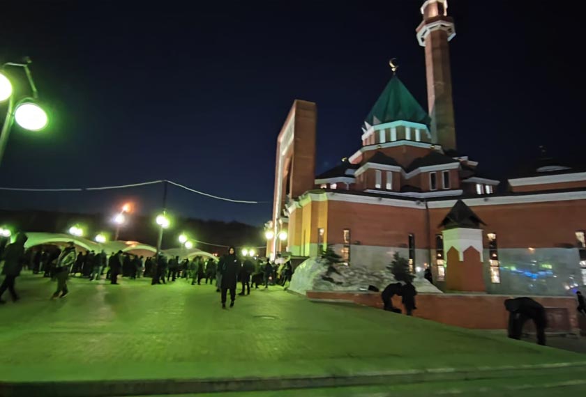 Jemaah selesai mengerjakan solat di Masjid Memorialnaya. 