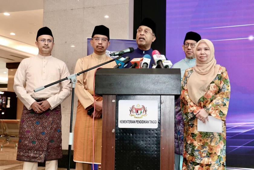 Zambry (dua, kanan) mengumumkan dividen Simpan SSPN 2023. - Gambar PTPTN