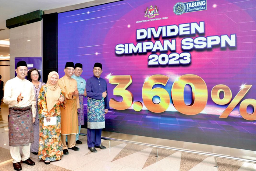 Zambry menunjukkan kadar dividen Simpan SSPN 2023 berjumlah 3.60 peratus. - Gambar PTPTN