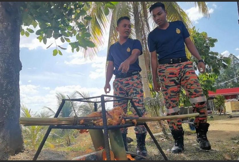 Nasi dimasak dengan cara membungkus beras di dalam daun, sebelum ia dimasukkan ke dalam buluh dan dibakar seperti lemang.
