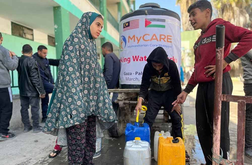 Air bersih disediakan pihak MyCARE hasil sumbangan rakyat Malaysia untuk digunakan di kem-kem pelarian di Gaza untuk Ramadan kali ini.